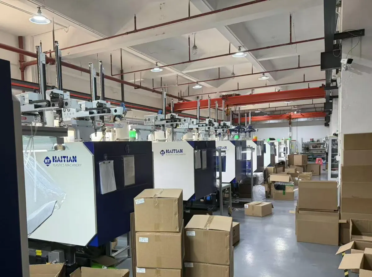 Injection molding machines in the production workshop